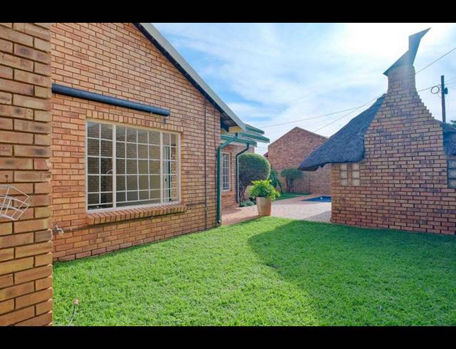 3 BEDROOM TOWNHOUSE FOR SALE IN WIERDAGLEN ESTATE